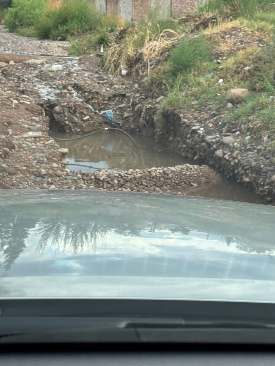 andreesbarros's tweet photo. @MaipuMunicipio @MatiasStevanato @LVDiez @radiomitremza @LosAndesDiario @diariouno 
Calle Espejo de Maipú intransitable debido a la tormenta de ayer. Seguimos esperando respuestas respecto, las dos calles que llegan al barrio son un desastre!!! https://t.co/LDXG3R7nzS