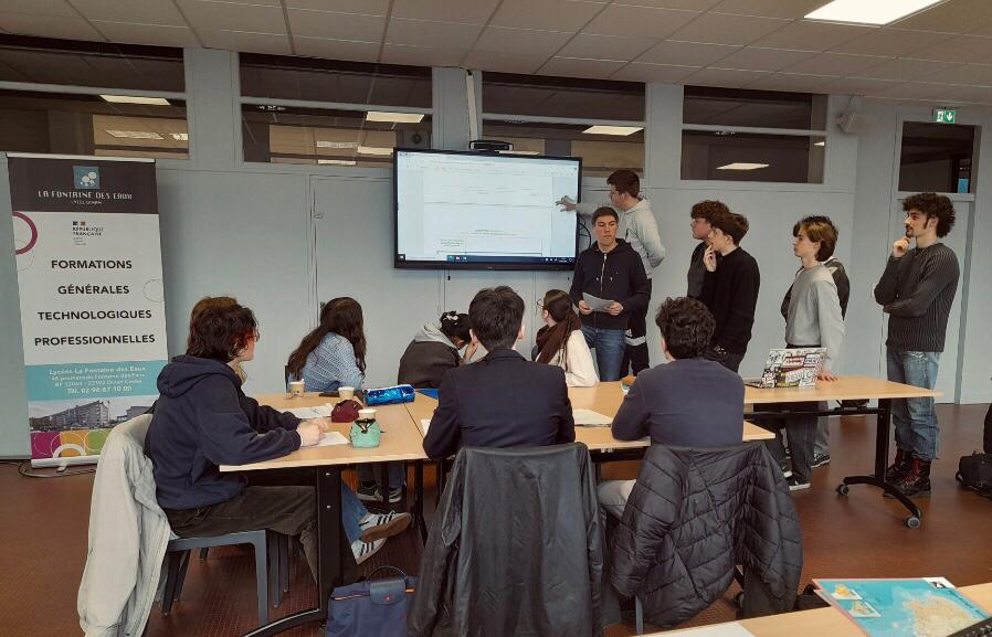 #CAVL | Le CAVL s'est réuni au lycée la Fontaine des Eaux de #Dinan le 23 janvier
👉 Présentation du projet sur les discriminations vécues en entreprise
👉 Échanges sur la laïcité avec Anne-Sophie Gras, membre de l’équipe académique "Valeurs de la République" de l'<a href="/acrennes/">Académie de Rennes</a>