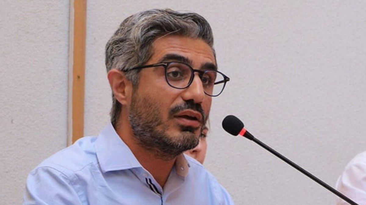 t24comtr's tweet photo. Barış Pehlivan, gözaltına alınmadan önce konuştu:

📍 AKP iktidarında 5 kez cezaevi yüzü gördüm, görülüyor ki 6'ncı kez bana cezaevi yüzünü göstermeye çabalıyorlar
📍 Tek derdim iddiaların odağındaki kişiye cevap hakkı vermekti
https://t.co/egVXLN2Flz https://t.co/L6y51fBKMe