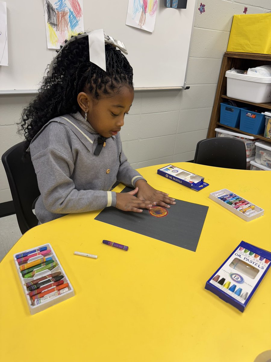 NettletonSTEAMe's tweet image. 🌟🌟Special Class Spotlight🌟🌟
NASA Remembrance Day is during the last week of January, and our art classes are making oil pastel planets to commemorate. They look great!! 🚀🚀
#STEAMe #SpecialClassSpotlight #ArtClass