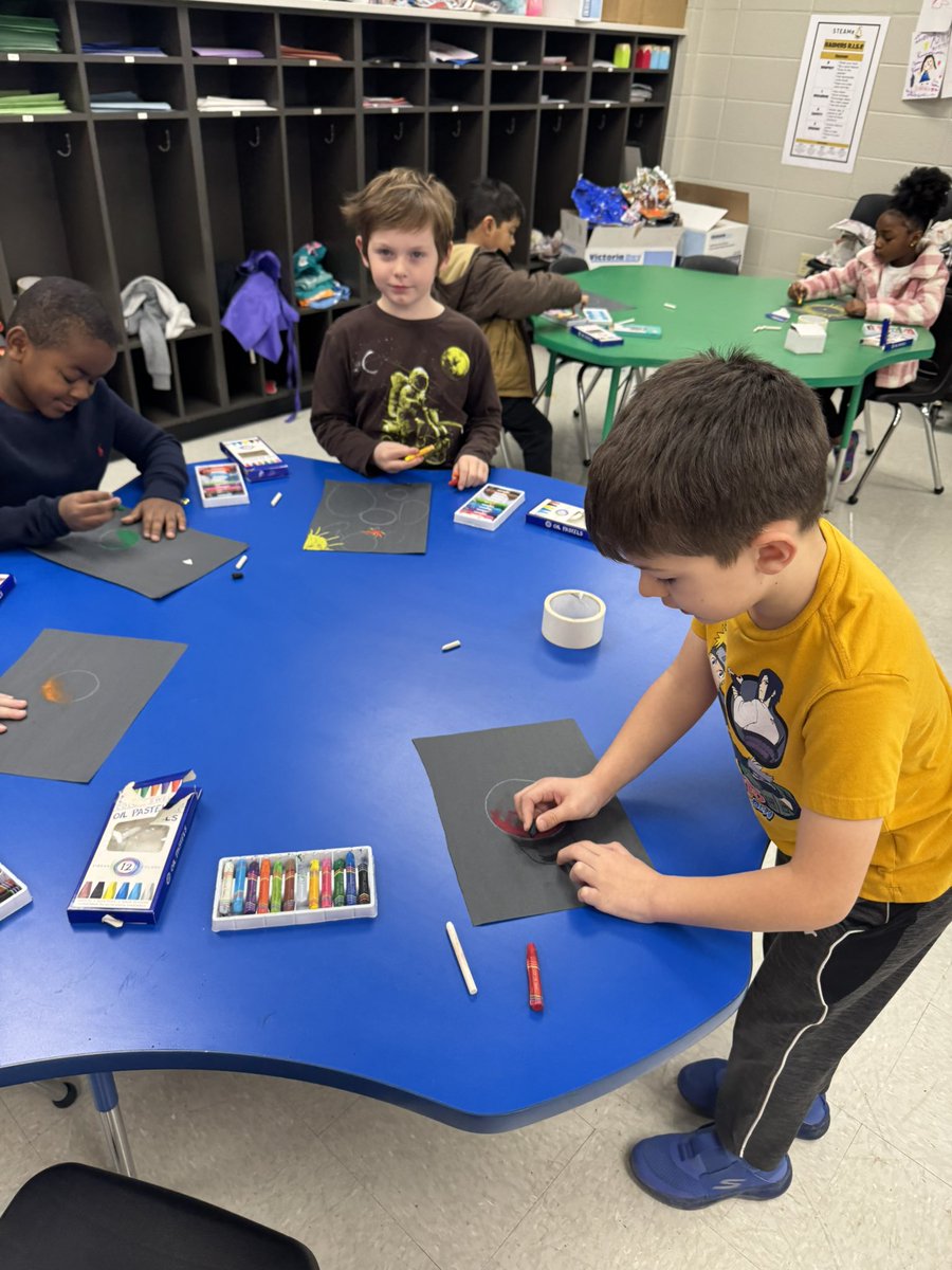 NettletonSTEAMe's tweet image. 🌟🌟Special Class Spotlight🌟🌟
NASA Remembrance Day is during the last week of January, and our art classes are making oil pastel planets to commemorate. They look great!! 🚀🚀
#STEAMe #SpecialClassSpotlight #ArtClass