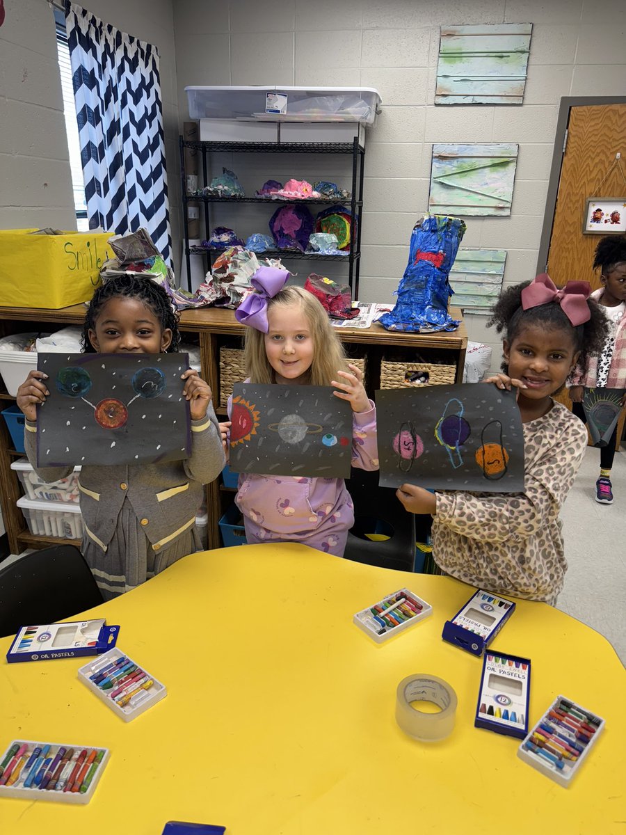 NettletonSTEAMe's tweet image. 🌟🌟Special Class Spotlight🌟🌟
NASA Remembrance Day is during the last week of January, and our art classes are making oil pastel planets to commemorate. They look great!! 🚀🚀
#STEAMe #SpecialClassSpotlight #ArtClass