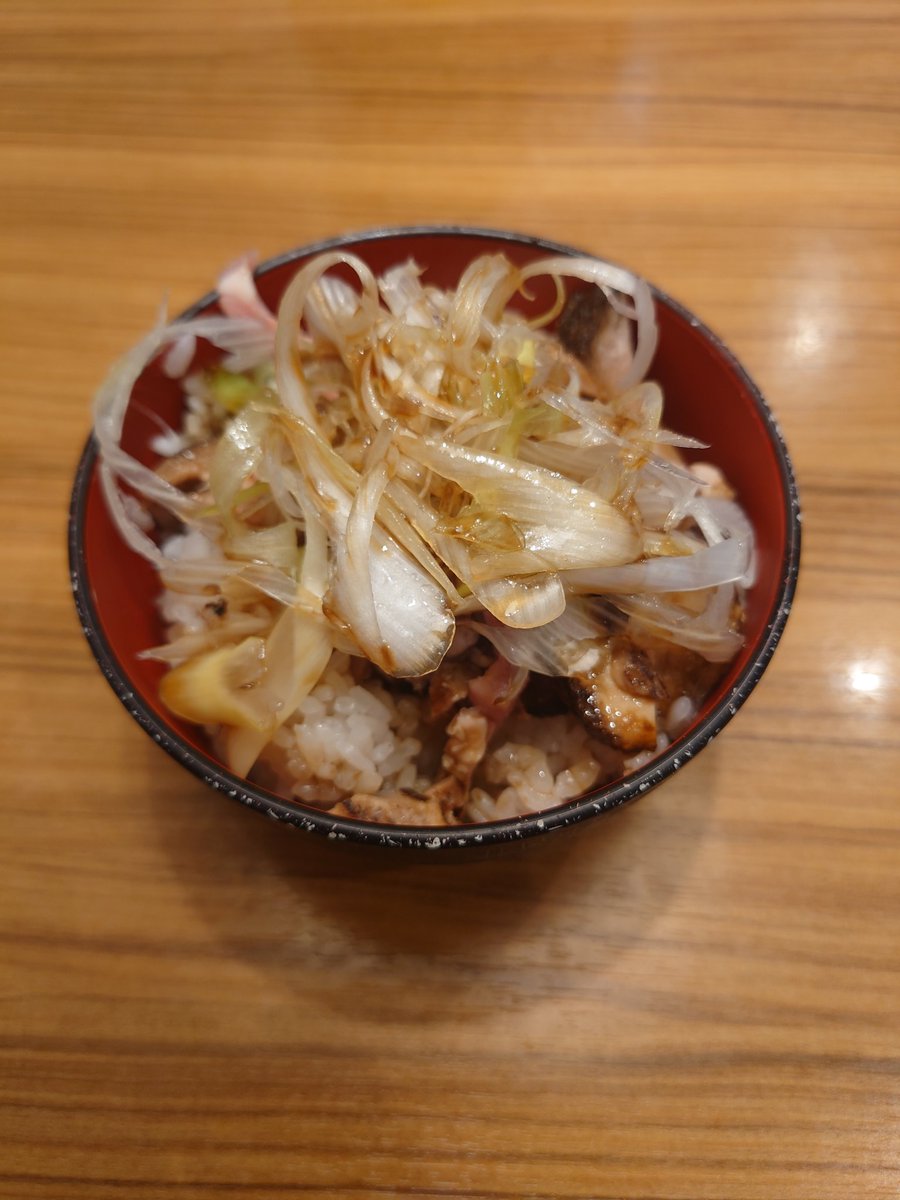 kazikux's tweet photo. びんびん豚さん

残り2回ということでびんびん豚さんのつばめ食べてきました！
今回はほうれん草増し＋初チャーシュー丼でお腹いっぱい！
やっぱり何回食べても美味しい！
来月ラスト行ければいいな…
ごちそうさまでした！ https://t.co/aaZl3DhD90