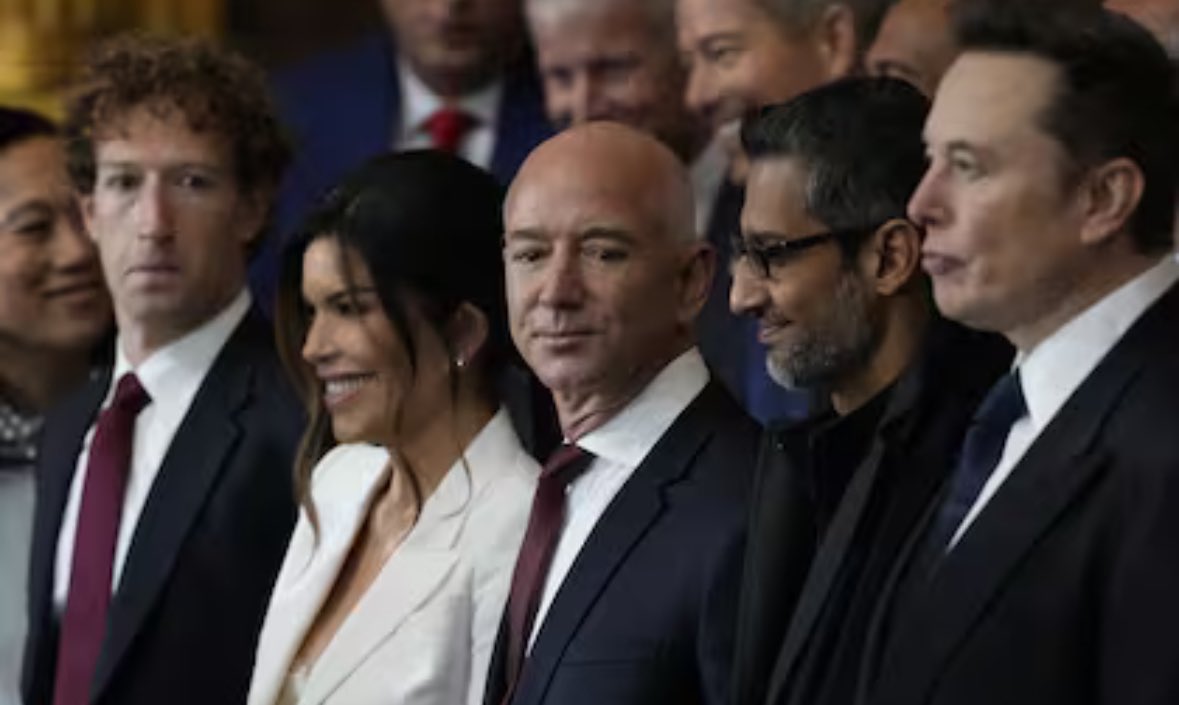 pablonicoletti_'s tweet photo. ¡Los zurdos lo hicieron @JMilei!
DeepSeek, la IA china sorprendió a Wall Street al cambiar las reglas del juego de IA. Fundada por Liang Wenfeng (hijo de un maestro y graduado de la universidad pública de Zhejiang), desafía el dominio de las grandes tecnológicas de EE.UU.  

Rompió el modelo: ya no se necesitan centros de datos de mil millones de dólares.  Es un 95% más barata y eficiente.  

Esto demuestra que la inversión en educación, conocimiento y ciencia es la verdadera fuente de riqueza de un país.