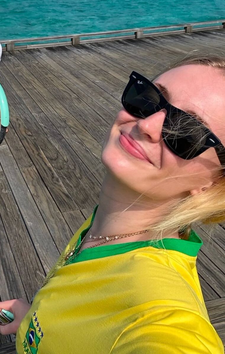 SOPHIE TURNER COM A CAMISETA DO BRASIL!!!!!!! 🇧🇷😭😭😭😭