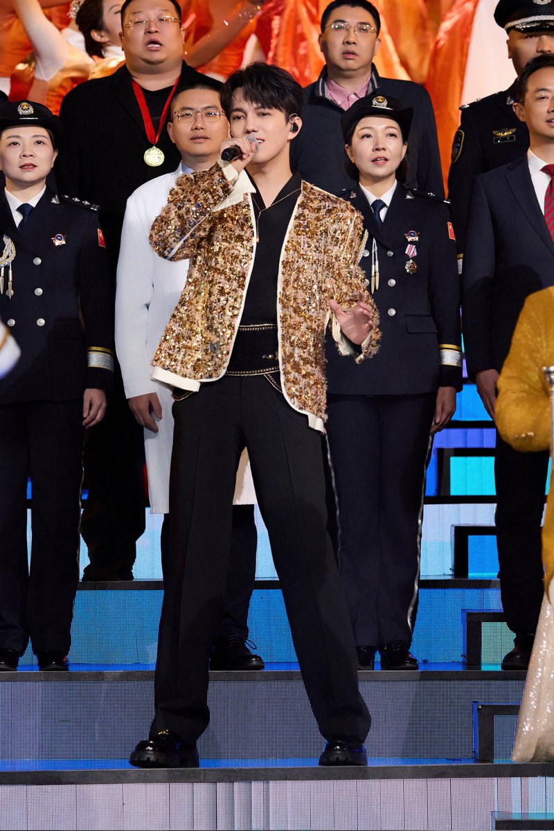 DimashEurasian's tweet photo. 🎄#Dimash Performed at the Spring Festival Gala in China

https://t.co/rYUgoBGRVd https://t.co/5CSIW5Mvld