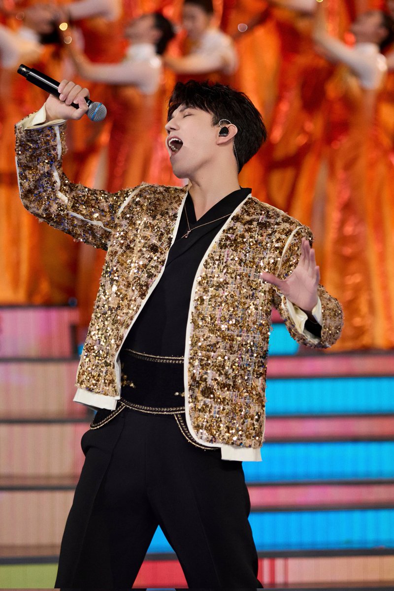 DimashEurasian's tweet photo. 🎄#Dimash Performed at the Spring Festival Gala in China

https://t.co/rYUgoBGRVd https://t.co/5CSIW5Mvld