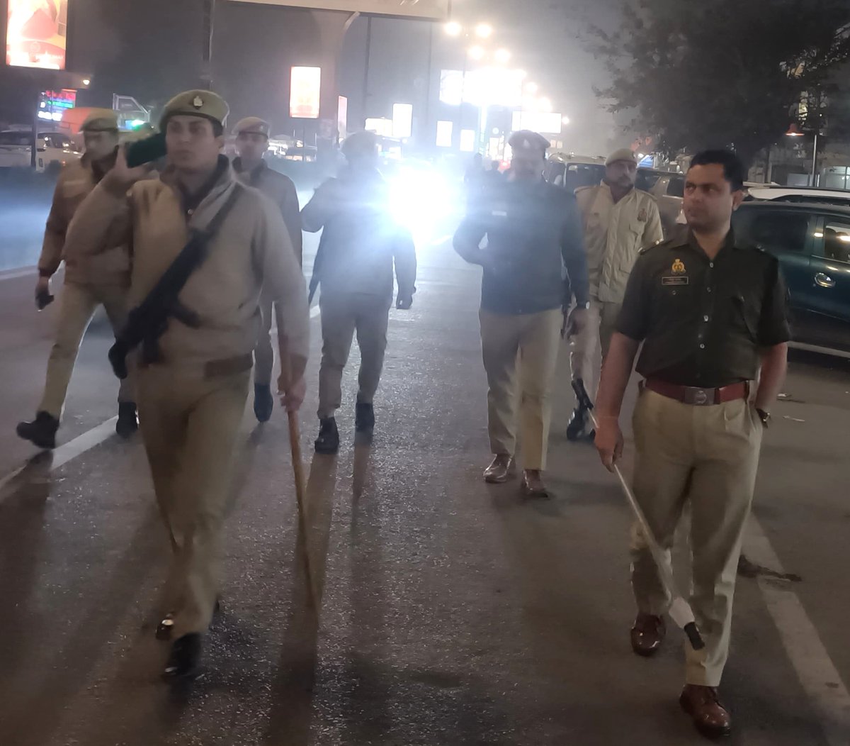 bareillypolice's tweet photo. #SP CITY बरेली द्वारा  कानून एवं व्यवस्था को सुदृढ़ बनाए रखने हेतु थाना कोतवाली क्षेत्रांतर्गत  पुलिस टीम के साथ मुख्य चौराहों, बाजार और भीड़-भाड़ वाले क्षेत्र में पैदल मार्च एवं सघन वाहन चेकिंग अभियान चलाकर संबंधित को आवश्यक दिशा निर्देश दिये गये। #UPPolice https://t.co/veNYytBkJp