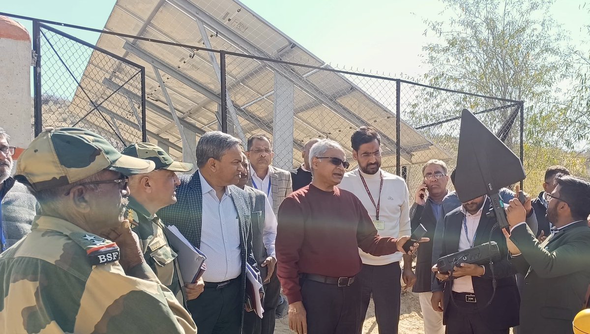 DotWmo's tweet photo. During a visit to Bikaner, Dr. @neerajmittalias Secretary (T) was presented a live demonstration of spectrum monitoring by WMO. The team showcased their processes through live spectrum monitoring and resolution activities. Ensuring connectivity for all.
#WMO @DoT_India https://t.co/T9Fdku0xv1