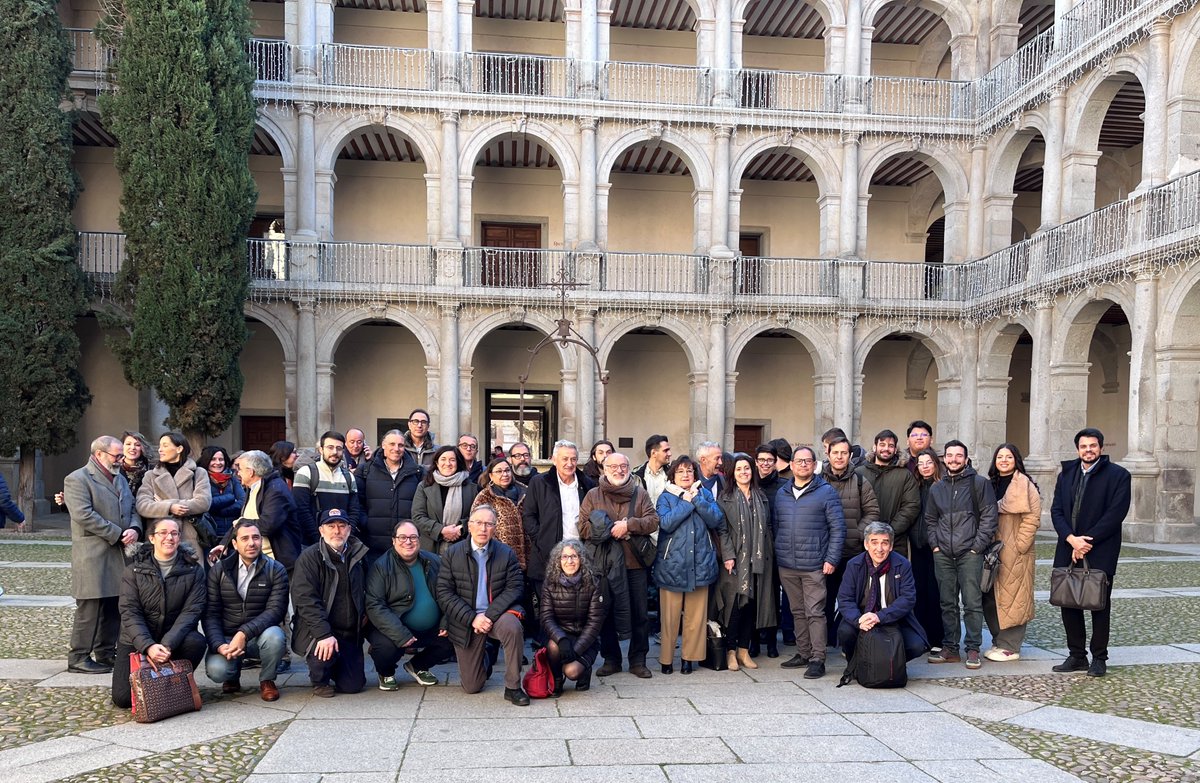 📸 Foto de grupo de la Ceremonia de entrega de premios 🏅 del GE3C 💎 celebrada en la <a href="/UAHes/">Universidad Alcalá</a> !!
Gracias a los patrocinadores: <a href="/bruker/">Bruker</a> y @antonpaar !!