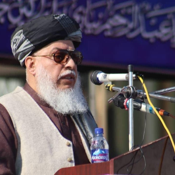 يوازې مرګ به مې له خپل هېواده جلا کړي!

الحمدلله د رب ډېر احسان مند يم چې د داسې باغروره خاورې په سر يې پيدا کړى يم چې ټول تاریخ يې وياړمن دى.
په خپل هېواد کې يم، د امير له اطاعت سره به تل د الله له نوم (حق) څخه دفاع وکړم.
#وضاحت