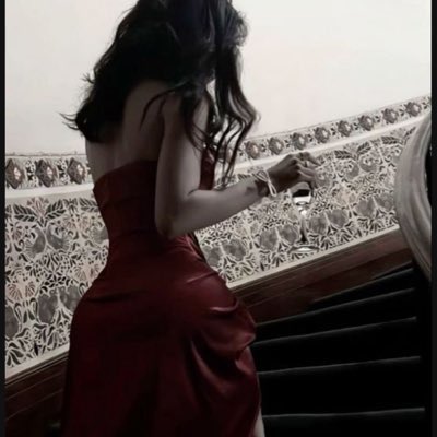 جايع الخصر عوده بارزاته تشلّي
ما الومه مدبّل ساترات اللفايف

ريقه اللي يقول ان كان ودك تحلّي
ومن شهدها تغار موردات الشفايف