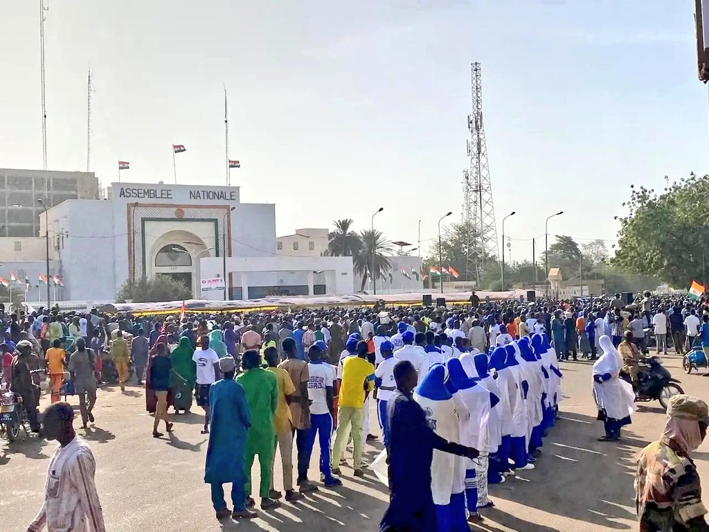 MounkailaSani1's tweet image. A l'occasion de la sortie officielle de la #CEDEAO, au Burkina #Faso🇧🇫 et au #Mali🇲🇱 les cours n'ont pas été suspendu ou annuler !
Pourquoi c'est uniquement au #Niger🇳🇪 que les élèves n'ont pas étudié aujourd'hui ?🤔🤔😞