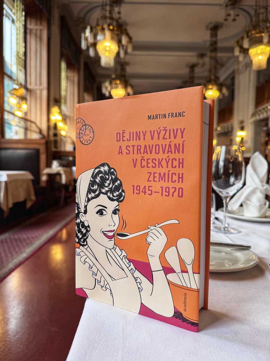 NaklAcademia's tweet photo. Vychází kniha Martina France Dějiny výživy a stravování v českých zemích 1945-1970.🍴 Přináší celkový pohled na dějiny výživy a stravování od poválečné bídy a přísného přídělového systému až po velký rozmach české haute cuisine na konci šedesátých let.
👇
https://t.co/qgJbpNjnJ5 https://t.co/f6tfznpn6C