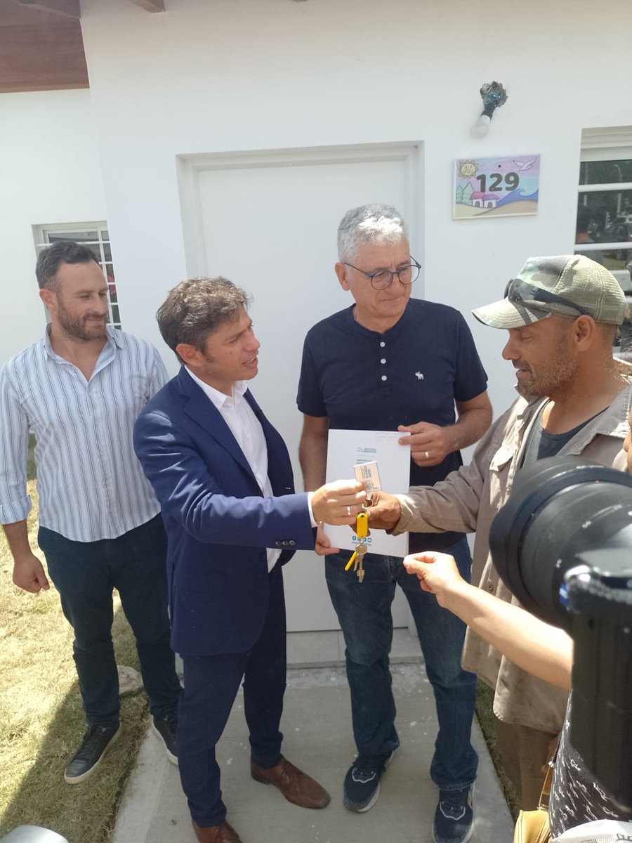 provincia1270's tweet photo. #AHORA | 📲#Móvil de @raulicabralok desde #VillaGesell para #TodoEsteRuido.

👉 El gobernador @Kicillofok, junto al intendente @BarreraGusOk, entrega 24 viviendas.

▶️ Dialogamos con Alejandra, una de las beneficiarias de los nuevos hogares en la región.

💻https://t.co/7P2SCJ8Q4I