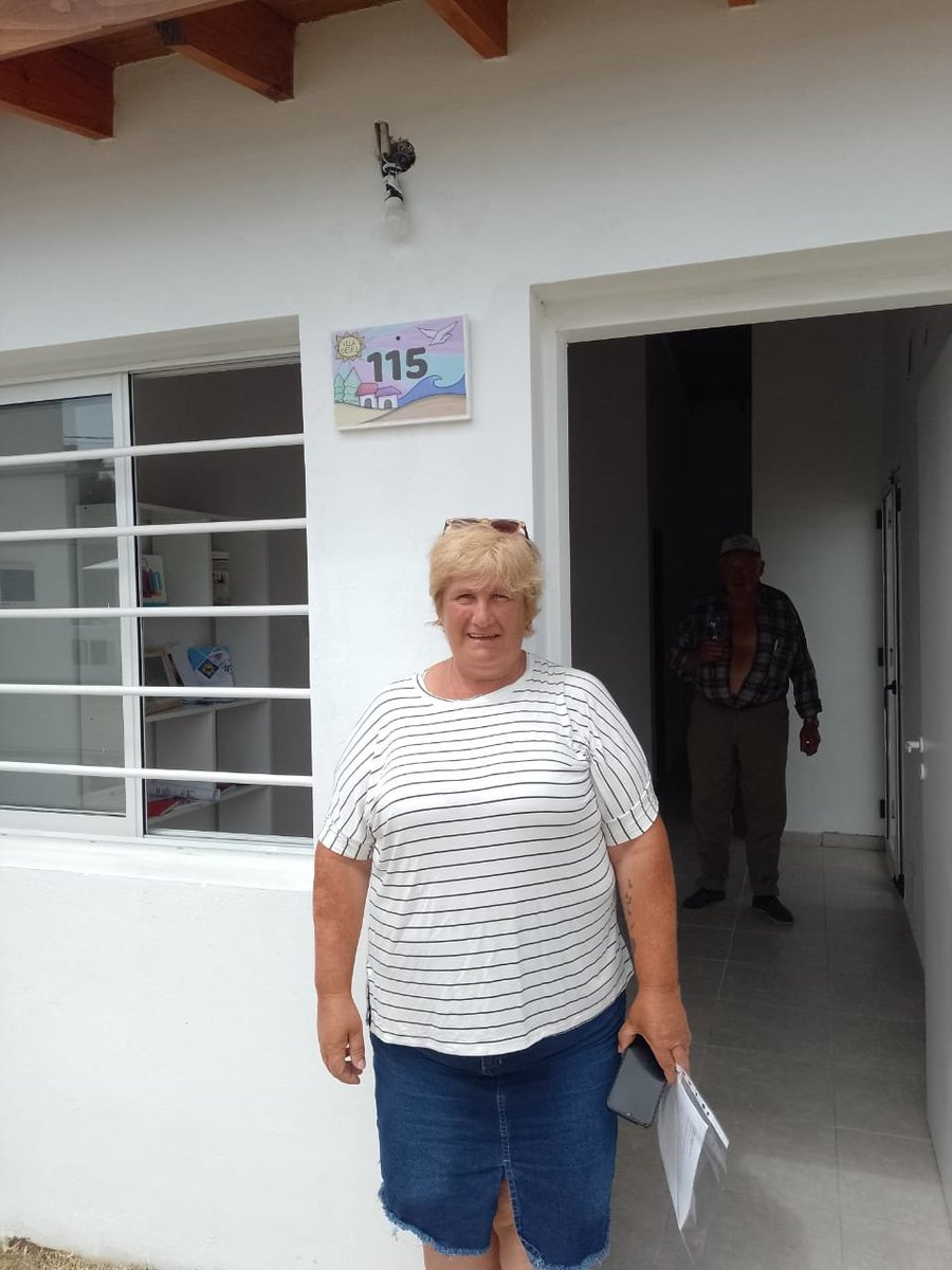 #AHORA | 📲#Móvil de <a href="/raulicabralok/">raulicabral</a> desde #VillaGesell para #TodoEsteRuido.

👉 El gobernador <a href="/Kicillofok/">Axel Kicillof</a>, junto al intendente <a href="/BarreraGusOk/">Gustavo Barrera</a>, entrega 24 viviendas.

▶️ Dialogamos con Alejandra, una de las beneficiarias de los nuevos hogares en la región.