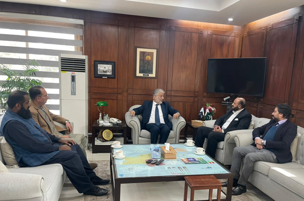 فیڈریشن آف آل پاکستان یونیورسٹیز اکیڈمک سٹاف ایسوسی ایشنز  کے وفد نے چیئرمین ہائر ایجوکیشن کمیشن ڈاکٹر مختار احمد سے ٹیچنگ فیکلٹی اور ہائر ایجوکیشن سیکٹر کے مختلف مسائل کے حوالے سے ملاقات کی
وفد کی قیادت پنجاب یونیورسٹی اور  فپواسا پاکستان کے صدر  ڈاکٹر امجد عباس مگسی نے کی۔