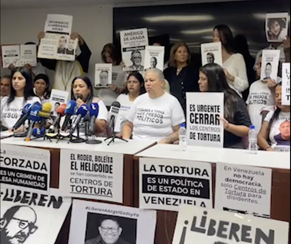 Naky's tweet photo. Familiares de presos políticos venezolanos denuncian:
- Tratos inhumanos y degradantes
- Torturas
- Falta de acceso a la debida defensa
- Falta de acceso a alimentos, agua y medicamentos
- Incomunicación
- Personas que ya cumplieron sentencia y no los dejan en libertad https://t.co/U3sVpO7Yxj