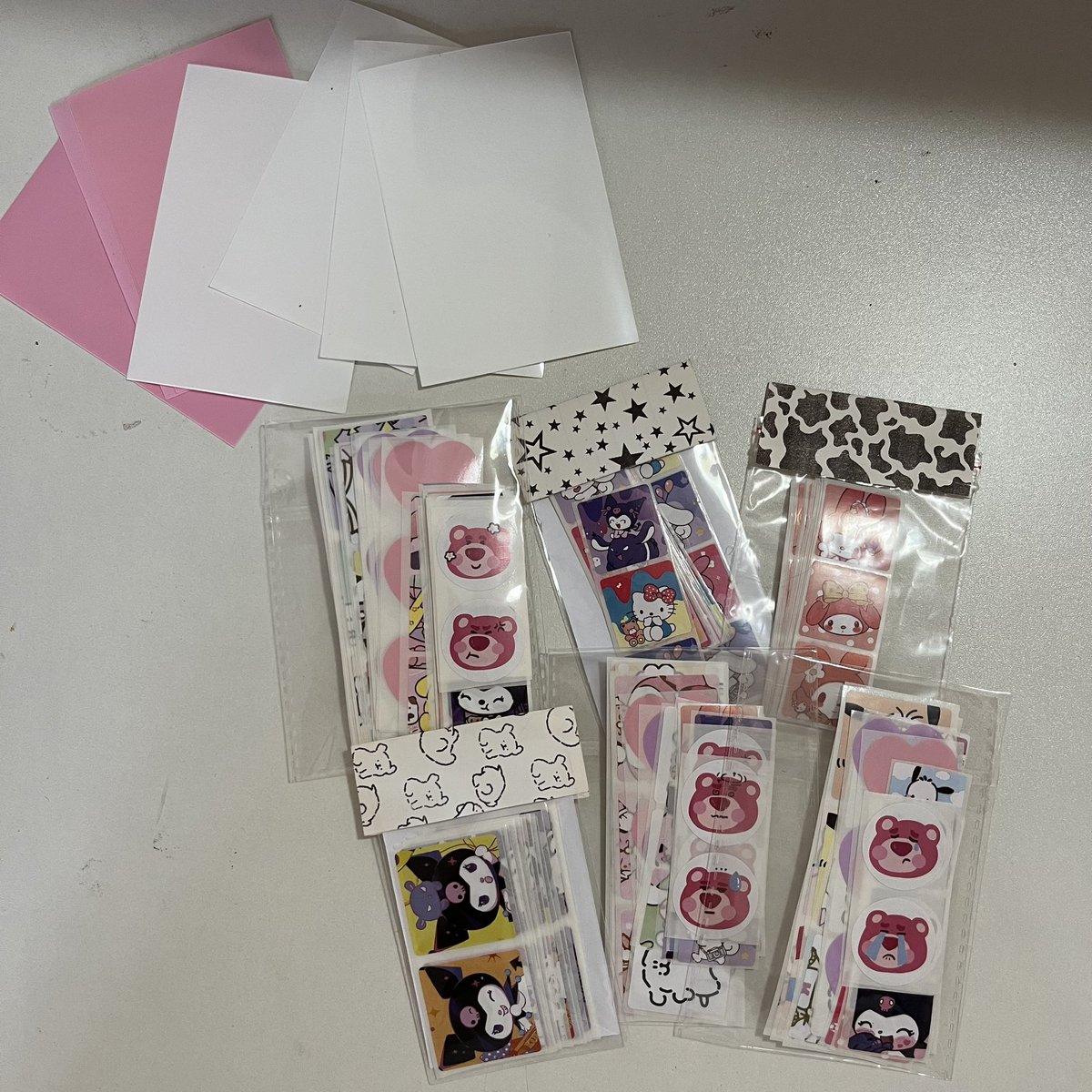 Mus1c_xmc_'s tweet photo. 🎀ปล่อยต่อ/ส่งต่อ 🎀

💖 ค่าตัวน้อง ; จั่วปัง ได้ทั้งหมด 30฿
💖 ซองใส่การ์ดได้ทั้งหมด 10฿ 
💖 สตก ซองละ 7฿ 
💖 โพสอิท / กล่อง /อื่นๆ  อย่างละ 20฿ 
💖 ตุ๊กตา  30฿

💖 ค่าเดินทาง ;  30฿

#ตลาดนัดเด็กหลง #ตลาดนัดอนิเมะ #ตลาดนัดillit #ตลาดนัดsanrio https://t.co/94Xqbep8aj