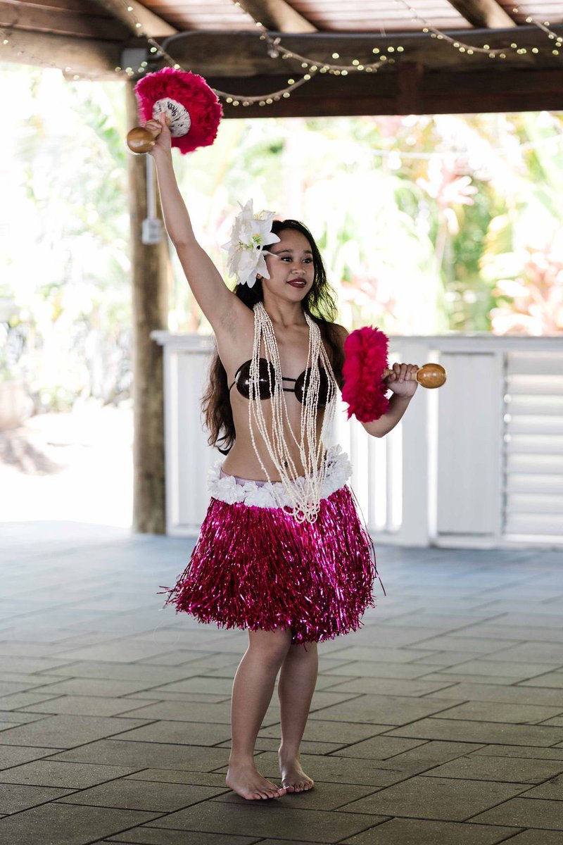 DisneyWedCast's tweet photo. Jasmine's brother had one final wedding-day surprise for her at the Paradise Cove reception: a luau show complete with fire dancer! Click link in bio to learn more about Paradise Cove weddings in Chapter 9 of the Fairytale Weddings Guide! https://t.co/PWnJ7z77dq https://t.co/YLgBpYSIqg