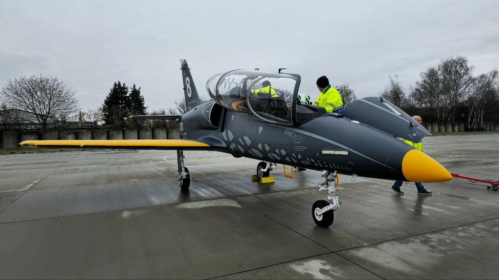 jiri_protiva's tweet photo. Rodina Skyfoxů se nám v CLV #LOMPRAHA rozrůstá 🦊🦊.
Na @aero_Pardubice jsme dnes v 15.30 přivítali druhý letoun (tr. č. 0478). 👍
#CLVPardubice @ObranaTweetuje @ArmadaCR @AERO_Vodochody https://t.co/M3b0zcvb8s