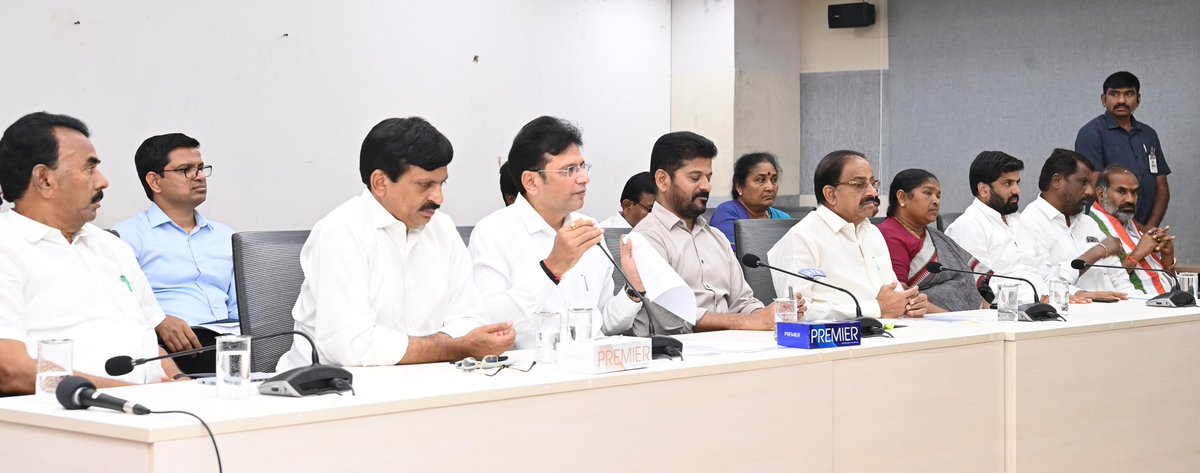 aadisrinivasmla's tweet image. ముఖ్యమంత్రిని కలసిన ప్రభుత్వ విప్ ఆది శ్రీనివాస్ గారు

ఇటీవల దావోస్ పర్యటనను దిగ్విజయంగా ముగించుకొని తెలంగాణ రాష్ట్రానికి దావోస్ వేదికగా  రూ. 1.78 ల‌క్ష‌ల కోట్లు పెట్టుబ‌డులు సాధించినందుకు ముఖ్య‌మంత్రి శ్రీ రేవంత్ రెడ్డి గారిని, ఐటీ, పరిశ్రమల శాఖ మంత్రి దుద్దిళ్ల శ్రీధర్ బాబు…