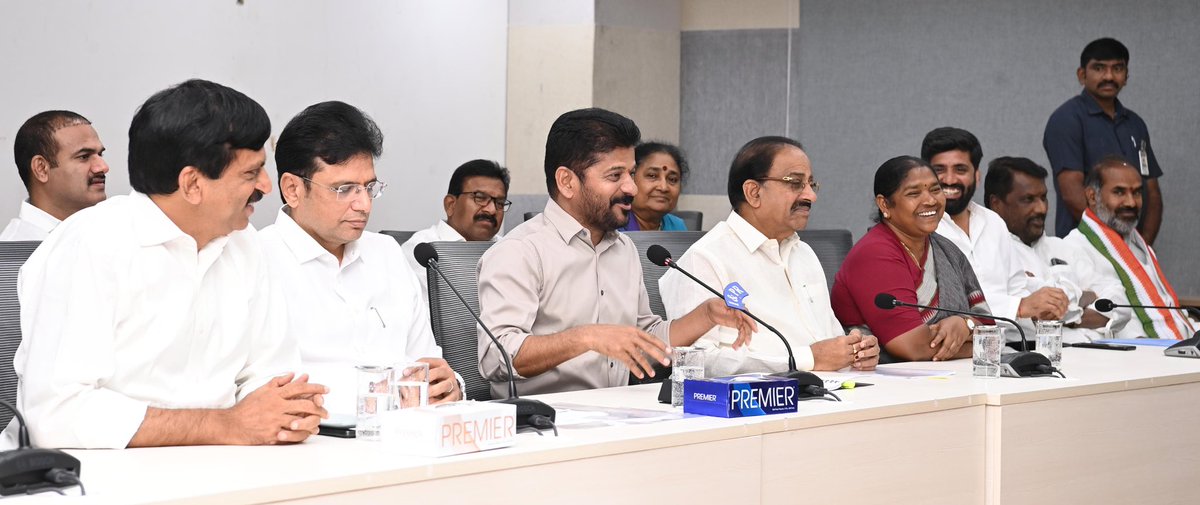 aadisrinivasmla's tweet image. ముఖ్యమంత్రిని కలసిన ప్రభుత్వ విప్ ఆది శ్రీనివాస్ గారు

ఇటీవల దావోస్ పర్యటనను దిగ్విజయంగా ముగించుకొని తెలంగాణ రాష్ట్రానికి దావోస్ వేదికగా  రూ. 1.78 ల‌క్ష‌ల కోట్లు పెట్టుబ‌డులు సాధించినందుకు ముఖ్య‌మంత్రి శ్రీ రేవంత్ రెడ్డి గారిని, ఐటీ, పరిశ్రమల శాఖ మంత్రి దుద్దిళ్ల శ్రీధర్ బాబు…