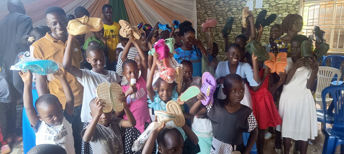 Still in Christmas, we gave shoes to the children who were walking barefoot.
And we had a small party to celebrate Christmas with the orphans and vulnerable children.
We thank our beloved friends #MikeBurton and #JamesPerloff for supporting this wonderful causes. God bless you