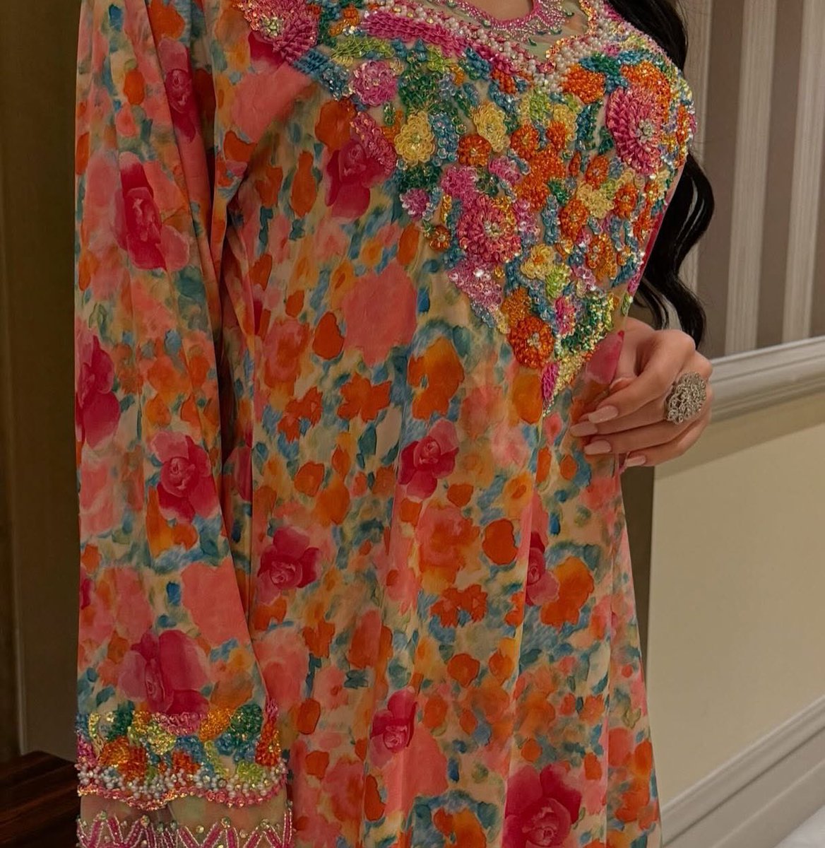 المرأة تعطي الرجل الجمال والسعادة، والرجل ماذا يعطي المرأة.؟.؟ 🤭🌚