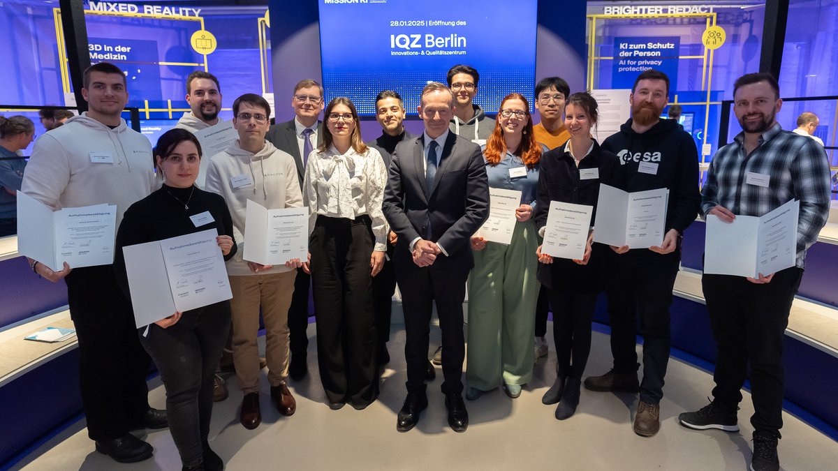 BMV's tweet photo. Museen geben uns oft Einblicke in längst vergangene Zeiten. Nicht aber das Deutsche Technikmuseum: Im neu eröffneten Innovations- und Qualitätszentrum (#IQZ) für Künstliche Intelligenz erlebst Du KI-Einsatz hautnah und reist in die Zukunft! 🚀 (1/3) https://t.co/ikZ0JPy7GO