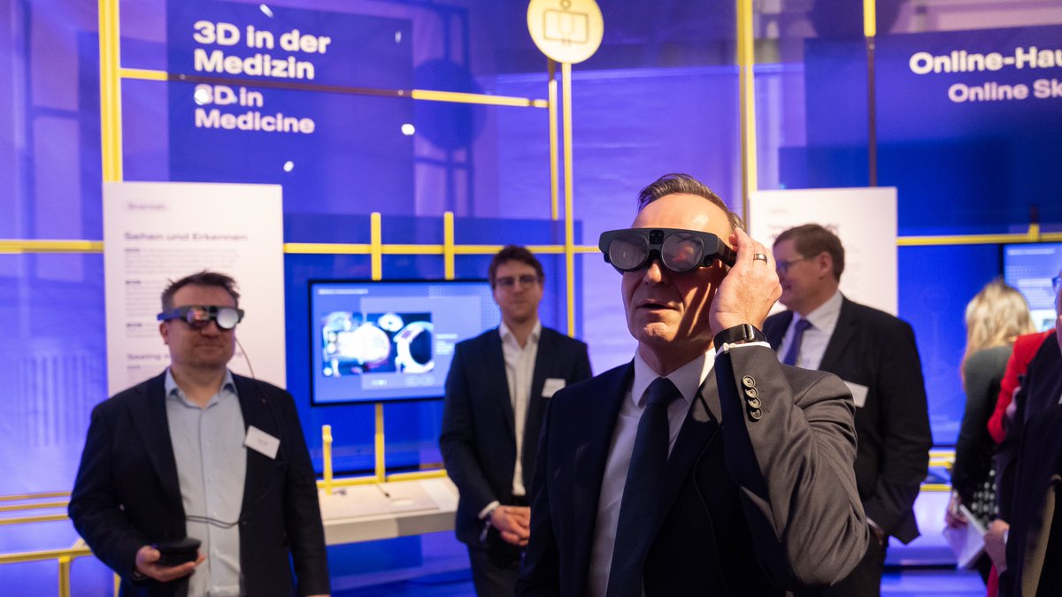 BMV's tweet photo. Museen geben uns oft Einblicke in längst vergangene Zeiten. Nicht aber das Deutsche Technikmuseum: Im neu eröffneten Innovations- und Qualitätszentrum (#IQZ) für Künstliche Intelligenz erlebst Du KI-Einsatz hautnah und reist in die Zukunft! 🚀 (1/3) https://t.co/ikZ0JPy7GO