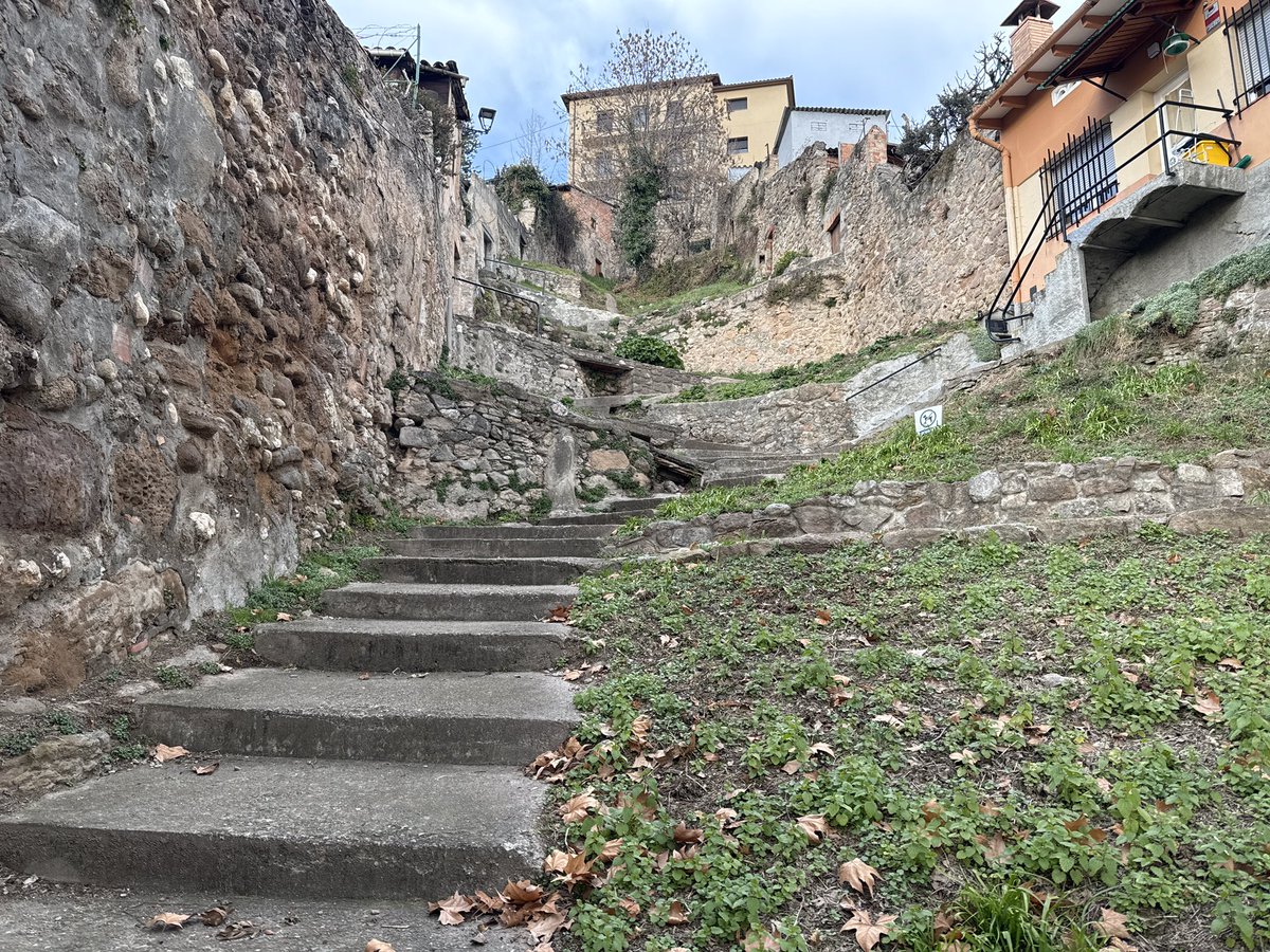 marfauped's tweet photo. Enamorada dels meus #camins #Capelles #SantuarideQueralt #PoudeGel #Trencacames #Berga #Berguedà #Catalunya https://t.co/ghR7IPm3WO