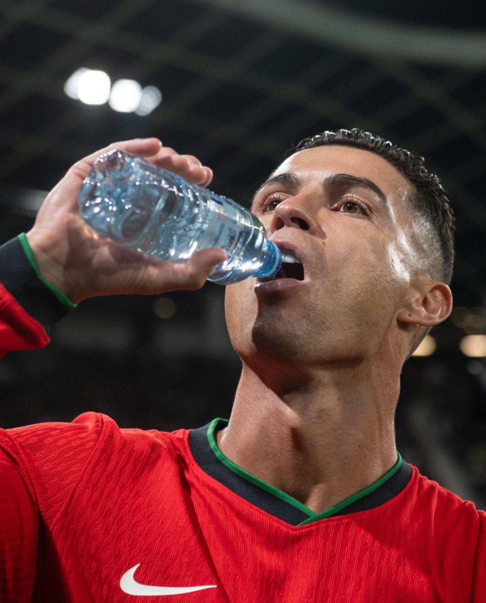 GoatWordCR7's tweet photo. O técnico do AC Milan, Sergio Conceição: 

“Devemos agradecer a Deus por viver no tempo de Cristiano. Devemos agradecer a Deus porque ele é português. Não veremos outro Cristiano, mesmo que vivamos por mais 140 anos.” https://t.co/n8h5UZUzuJ