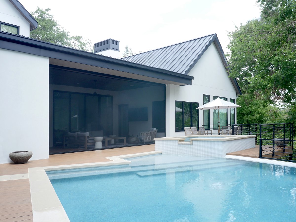 ShadeShield1's tweet image. 😎 Why sweat when you can chill?

Our Exterior Roll-A-Way Shades are here to keep you cool and classy.

It’s like wearing sunglasses for your house! 🏠🕶️

pulse.ly/znej9fzjqy

#StayCool #ShadeStyle #TexasLiving