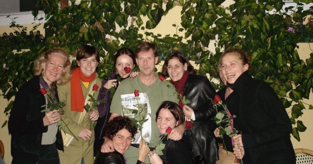 TBTBTheater's tweet photo. PETE AND HIS ADORING LADIES! THE BACHELOR—TBTB/NOVI ZIVÓT STYLE. Everyone gets a rose when Peter Mark is in charge! #TBTB #PeterMark #Ladies #Roses #NOVIZIVOT https://t.co/OljpkxGC4o