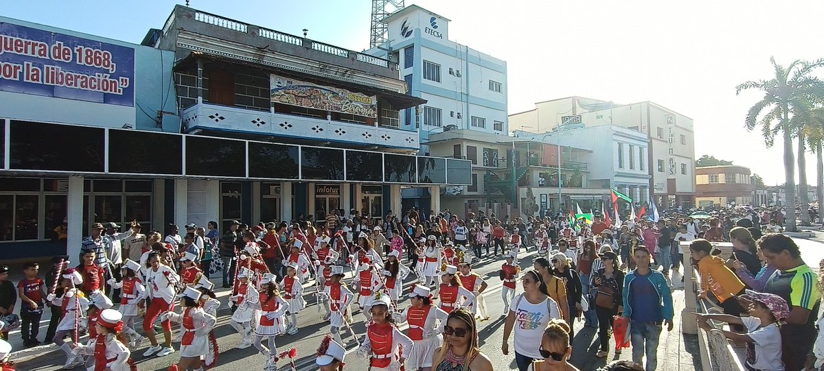 📢 Enarbolando los colores de la bandera, los pioneros tuneros homenajearon en esta jornada, a nuestro Héroe Nacional José Martí, con el tradicional Desfile Martiano.
#DeCaraAlSol #MartíVive #PorLasTunasLaVictoria