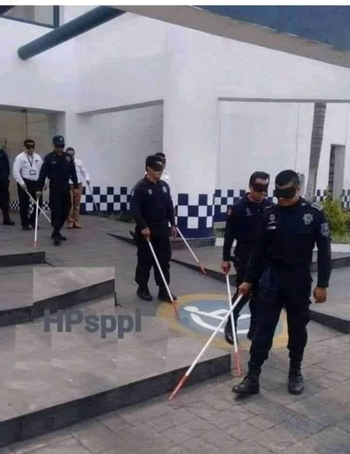 pedrosanchez95_'s tweet photo. Los policias anoche en tekit xD https://t.co/MYE3dFGX2d
