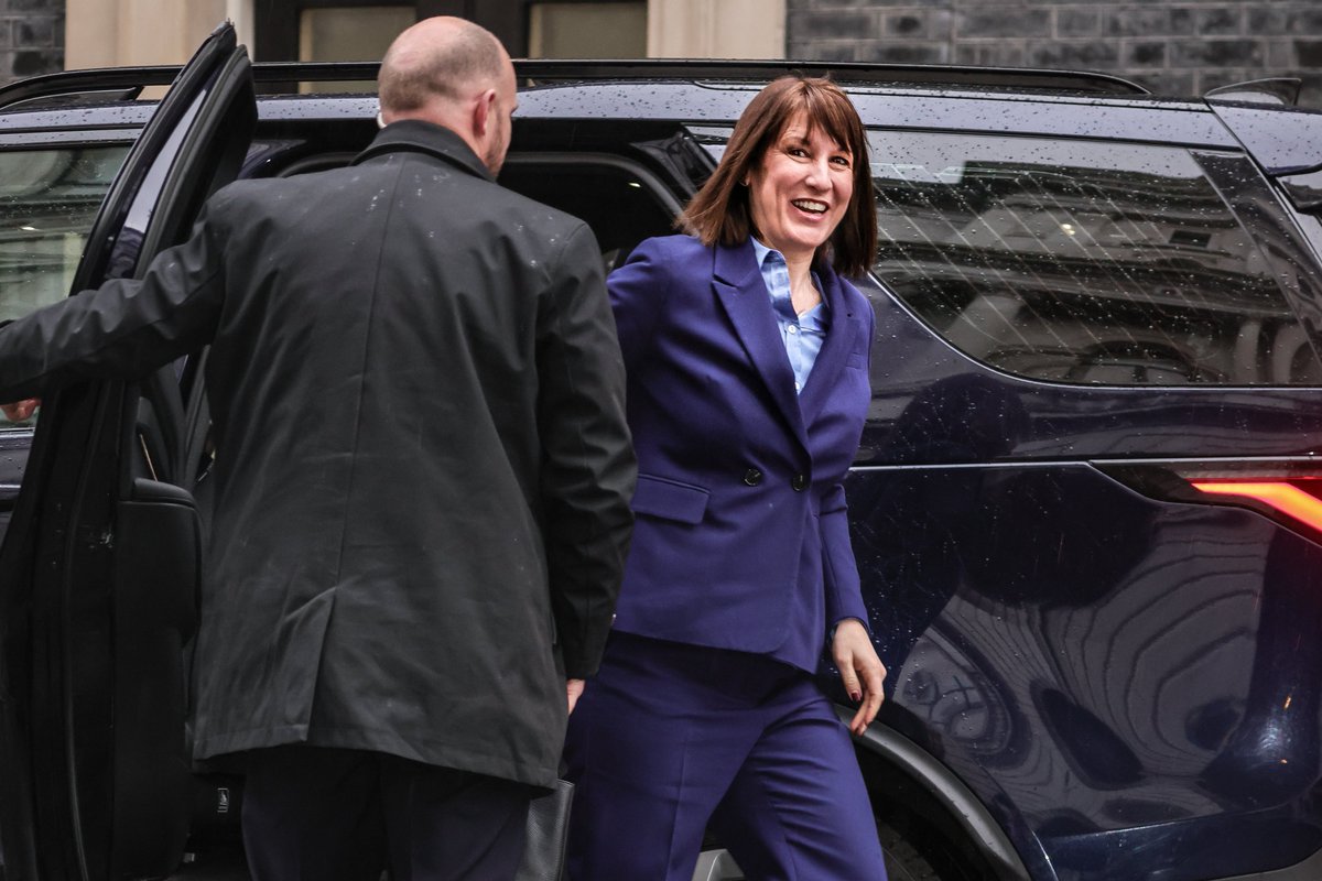 imageplotter's tweet image. And a few more shots from the cabinet meeting from outside No 10 #DowningStreet this morning - the ladies first. Difficult low-light &amp;amp; drizzle made for blurry pics. But can we all take a moment to appreciate #AngelaRayner's fab blue flamingo socks? Pic set at @Alamy_Editorial