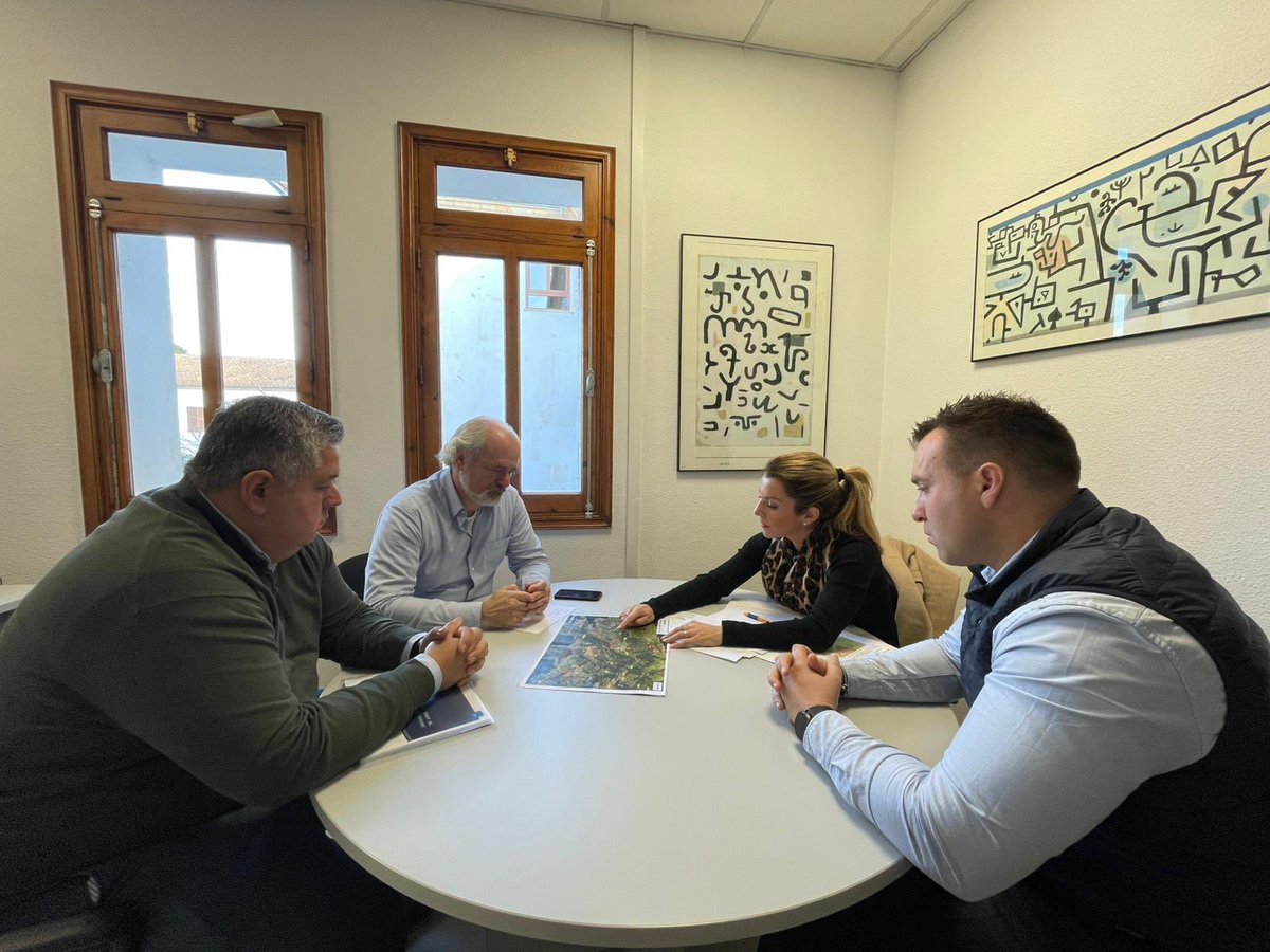 AjAndratx's tweet photo. Aquest matí ens hem reunit amb la Conselleria de Mobilitat, Territori i Infraestructures per conéixer de primera mà en quina situació es troben els diferents projectes que afecten a les nostres carreteres.

La seguretat a les nostres carreteres es una prioritat✅ https://t.co/qxZGVSQcrV