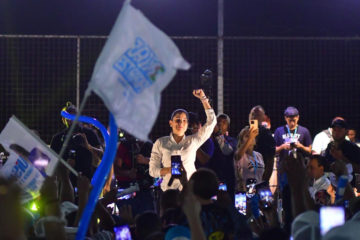 poderinfocal03's tweet image. #MANTA || Como parte del cierre de su campaña, la candidata presidencial, Luisa González, regresa a Manta, esté sábado 1 de febrero. Compartirá su mensaje de esperanza con los ciudadanos, en la parte del Terminal de Cruceros de TPM, ubicado a lado de la playa El Murciélago.