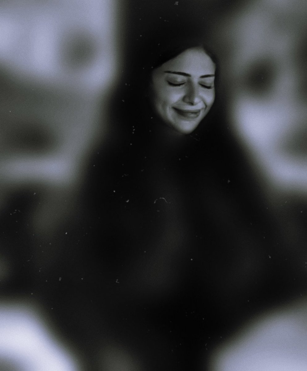 Afy_________'s tweet photo. قد مرت سنه على وفاتكِ 💔

 وكأنكِ بالأمس رحلتِ ولعّل رحيلكِ من الدنيا يخبئ لكِ بالجنة ما لا عين رأت ولا أذن سمعت طبتيِ خالدهِ منعمهَ في جنات الفردوس.

#حمدة_تريم_الشامسي https://t.co/OoaIZ4Ajix
