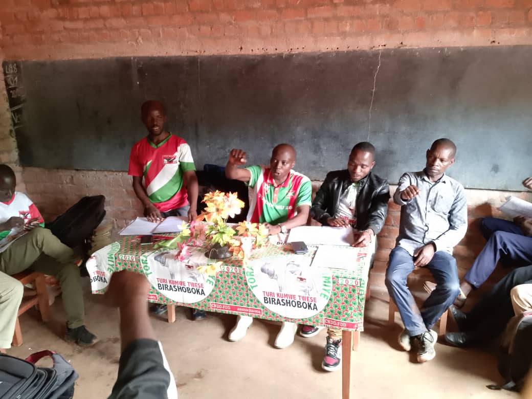 CNDD_FDDNYABIHA's tweet photo. Kuri irigenekerezo rya 28 #Nzero 2025, kw'izina ry'ubuserukizi bw'umugambwe @Cnddfdd muri komine #Nyabihanga, Umukuru w'umuhari w'imbonerakure muri komine #Ntakarutimana_Louis yagirishije inama ubuserukizi bw'umugambwe muri zone #Munago @CNDD_FDDGitega https://t.co/xRRlwj6cFT