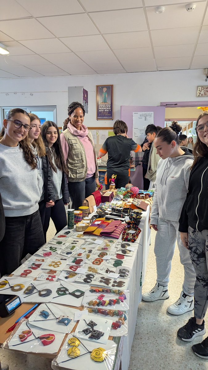 iesfgl's tweet photo. Desde el lunes, estamos desarrollando el Mercadillo Solidario, promovido por el proyecto Escuela Espacio de Paz, coordinado por Estrella y dentro de los actos de celebración del día de la Paz
La ONG Agua de Coco trabaja para la mejora de la escolarización en Madagascar
@EducaAnd https://t.co/SE8JpWolA9