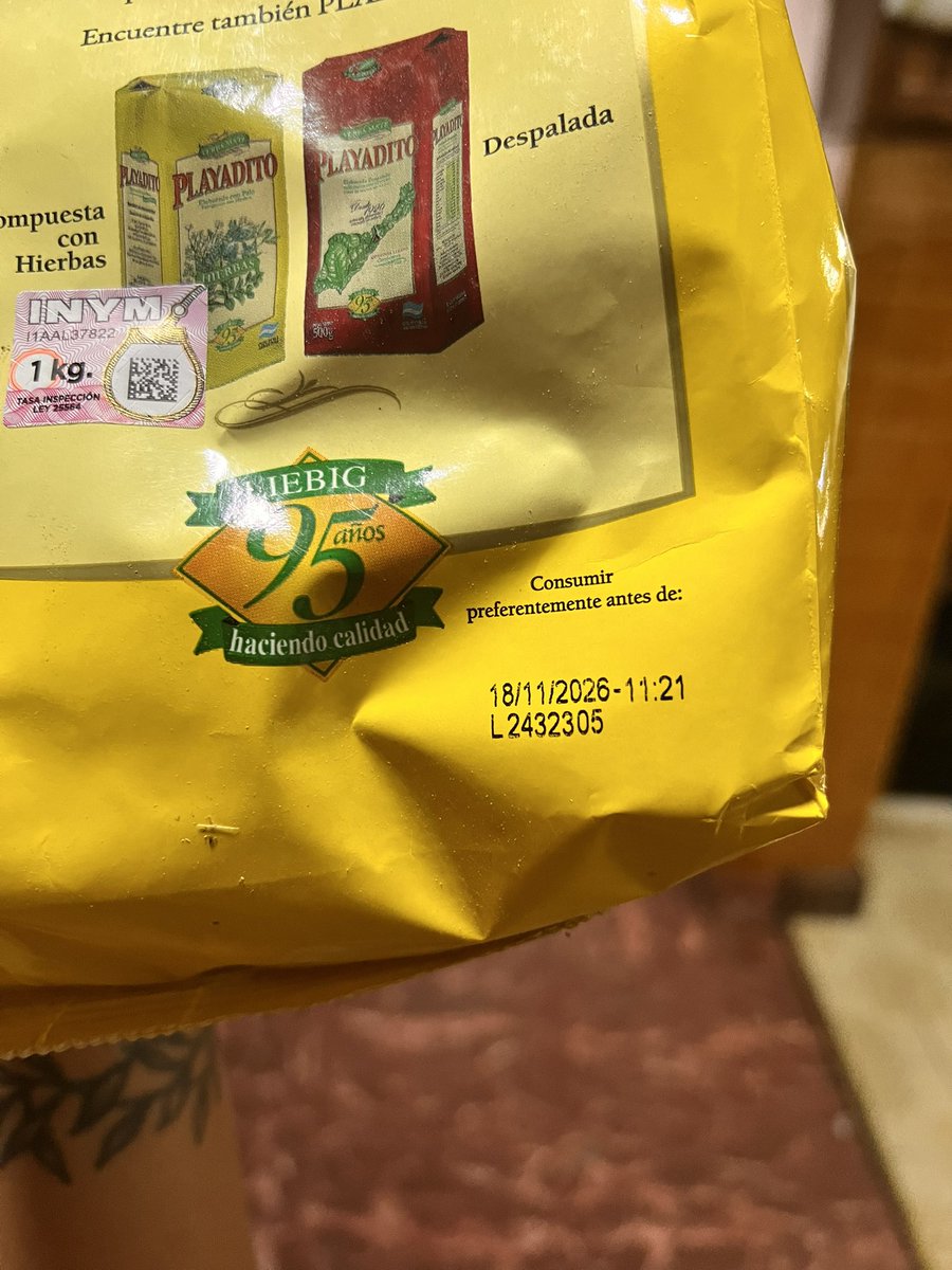 Valen1537's tweet photo. Terminando de poner lo que me quedaba de Yerba en mi tarro, me encontre con esta asquerosidad (ENCIMA TODA EMPOLVADA LPM, y yo tomando con la yerba), casi me infarto 😧🤢🤮
@PlayaditoYerba !! CASI ME MUERO
ES UN ASCOOO https://t.co/YB0VRcYjEU