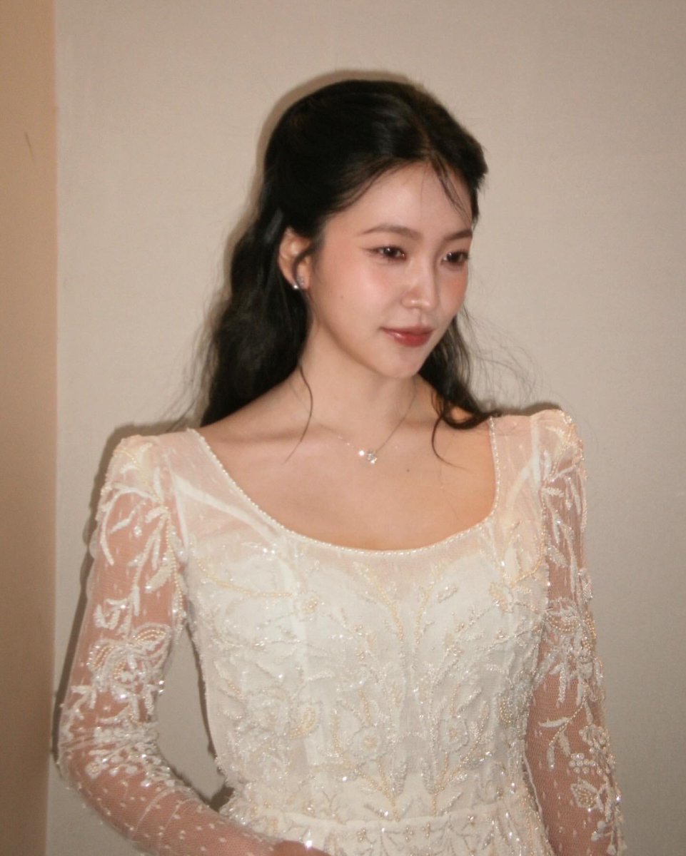 yerimiechu's tweet photo. ㅤㅤ
ㅤㅤ
Apan 시상식에서 시상할 수 있어서 영광이었습니다 ! 평안하고 행복한 2025년 되세요 🤍
ㅤㅤ
ㅤㅤ https://t.co/RDeYpK1Vip