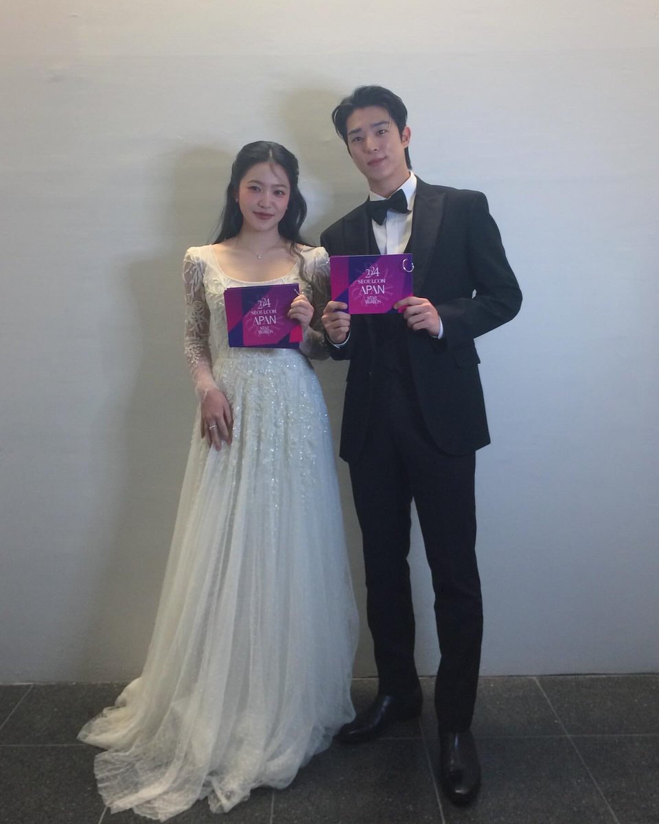yerimiechu's tweet photo. ㅤㅤ
ㅤㅤ
Apan 시상식에서 시상할 수 있어서 영광이었습니다 ! 평안하고 행복한 2025년 되세요 🤍
ㅤㅤ
ㅤㅤ https://t.co/A74eCsvetc