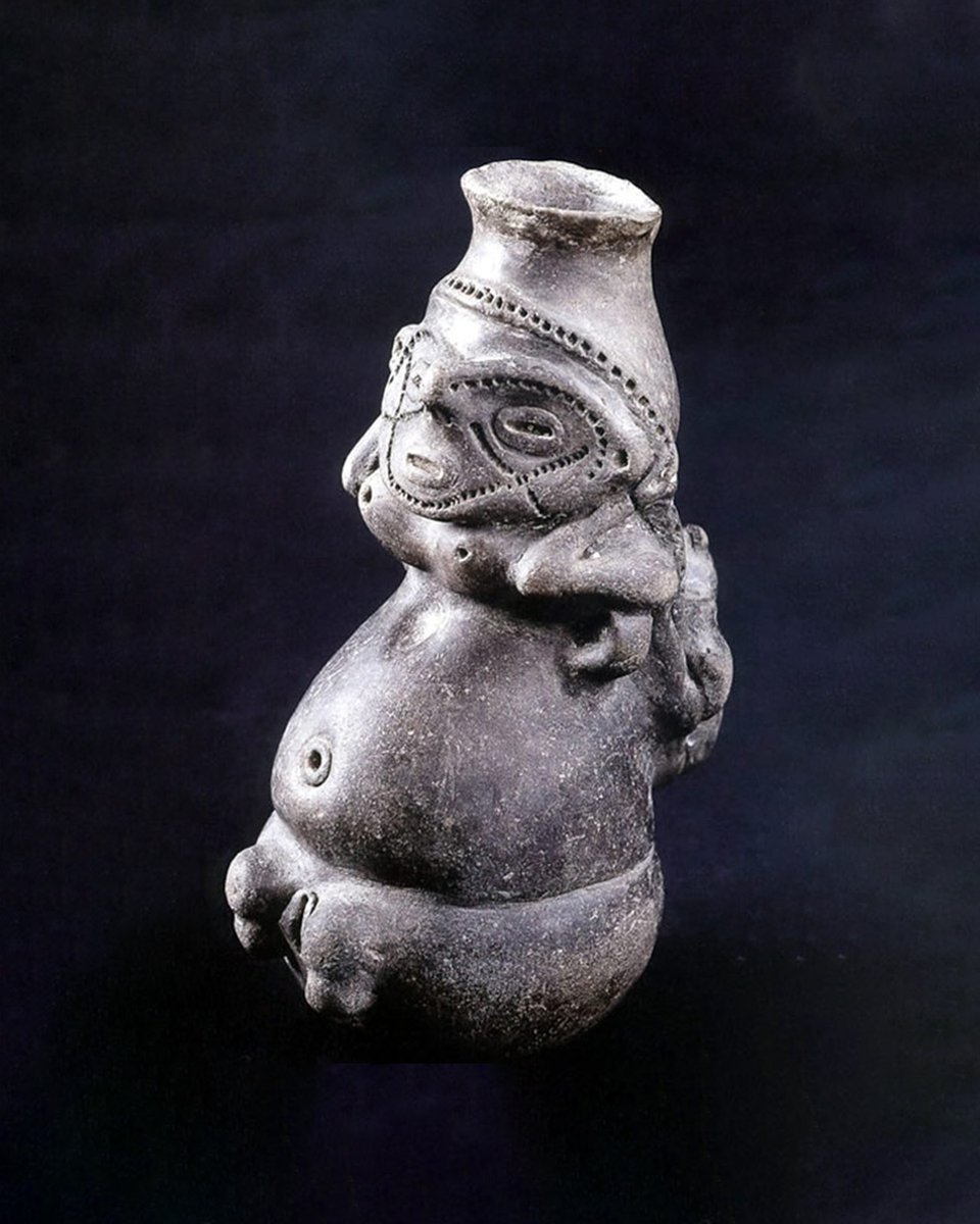 Se puede definir a la cerámica de La Candelaria, cultura del Noroeste argentino, con dos palabras: asimetría y equilibrio. Las piezas son ensambladas, con decoraciones geométricas en relieve e incisas. 

#Cerámicadeargentina
Imagen: Pueblos originarios, arte precolombino