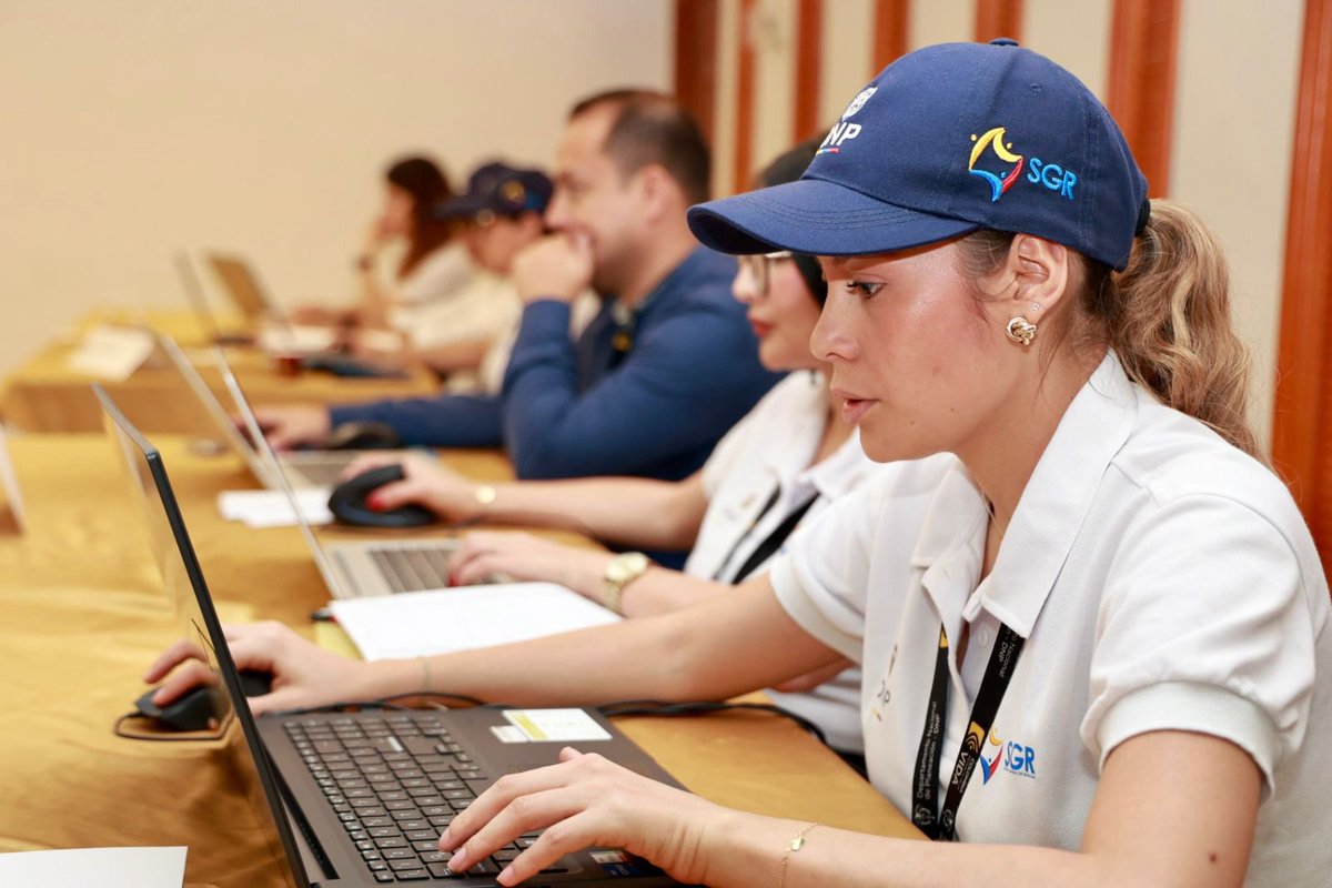 Regalias_gov's tweet photo. 📢 ¡Iniciamos la Jornada de Asistencia Técnica en #Catatumbo! 🌍

Damos inicio a una jornada clave para el desarrollo de la región, con la participación de entidades, alcaldías y equipos técnicos comprometidos con el buen uso de las regalías.

🔹 Agenda en marcha:

📌 Mesas de revisión de proyectos: Evaluamos y fortalecemos iniciativas clave para los municipios.

📌 Asistencia en plataforma SUIFP: Apoyamos en registros y gestión de proyectos.

📌 Asistencia jurídica: Resolvemos inquietudes sobre normatividad y asignaciones.

📌 Mesa resolutiva de control: Agilizamos procedimientos para destrabar proyectos estratégicos.

📌 Índice de Gestión de Proyectos (IGPR): Trabajamos en mejorar el desempeño de cada municipio.

💡 Ya estamos trabajando con los grupos presentes en proyectos de infraestructura vial, energía , vivienda renovable, educación, turismo y Tics. 

El desarrollo de Catatumbo se construye con gestión y compromiso!

📍 Acompáñanos en esta jornada y sigamos impulsando el progreso de la región.

#JuntosPorElCatatumbo
#RegalíasParaElCambio