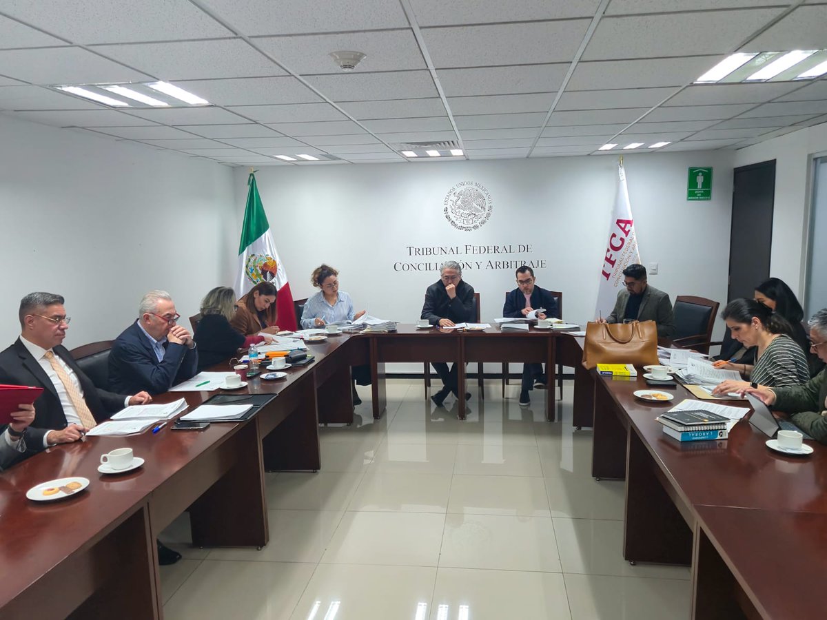 TFCA_mx's tweet photo. El Magistrado Presidente del @TFCA_mx, @Luis_diazdeleon, sostuvo una reunión con Magistradas y Magistrados para ultimar detalles de la sesión del Pleno de mañana, que impulsará acciones en favor de las personas trabajadoras al servicio del Estado.
#JusticiaLaboral https://t.co/1kwrDZyiiy