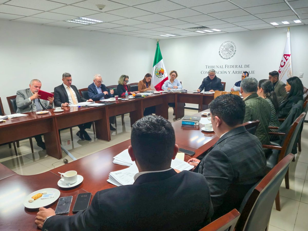 TFCA_mx's tweet photo. El Magistrado Presidente del @TFCA_mx, @Luis_diazdeleon, sostuvo una reunión con Magistradas y Magistrados para ultimar detalles de la sesión del Pleno de mañana, que impulsará acciones en favor de las personas trabajadoras al servicio del Estado.
#JusticiaLaboral https://t.co/1kwrDZyiiy